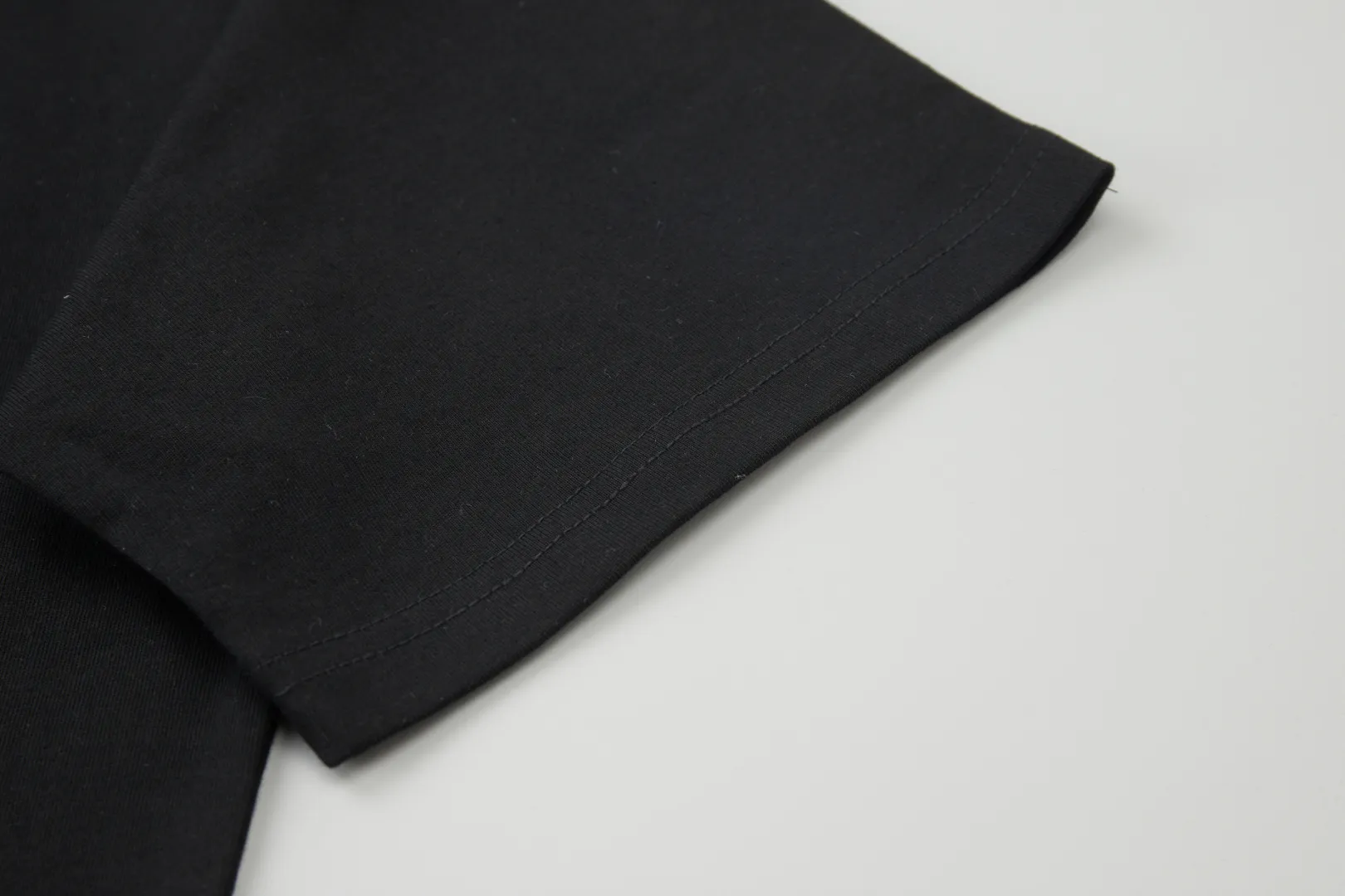 🅿️220 ✨CH✨🆕25SS spring and summer new style Crow Heart ✝ frame logo embroidered leather label short sleeves Light luxury essential item for daily commuting for men and women Correct version Welcome to compare Detailed features · 260g 100% pure cotton double yarn jersey fabric · Special thickened 32 pieces of double-strand 1X1 thread in the same vat · Double needle stitching and cross-stitching technology · Original main mark, washed tag, branded moisture-proof paper packaging Color: White/Black/ Size: S/M/L/XL